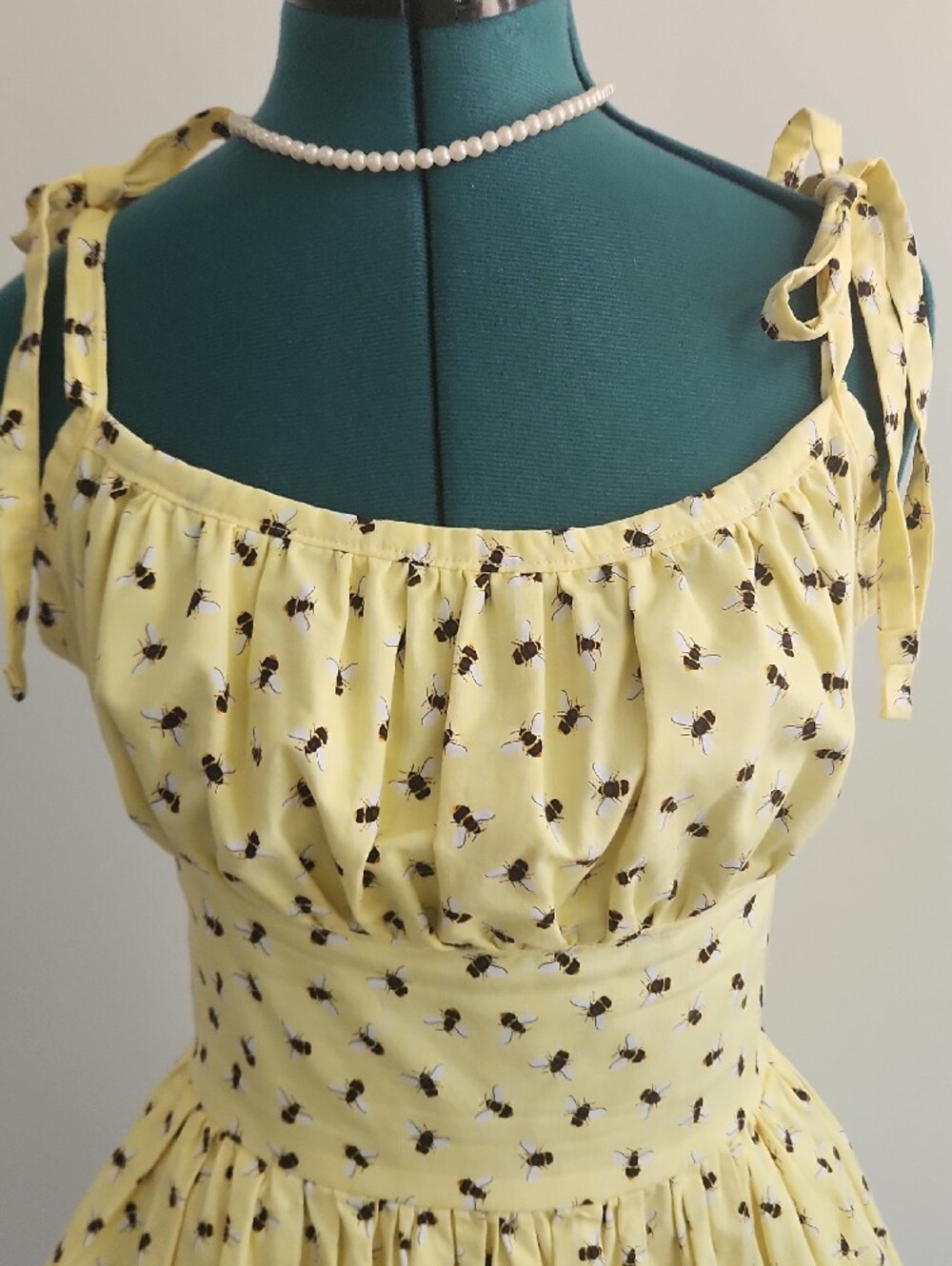 🐝 Yellow Tie-Shoulder Sundress with Bee Print SZ S/M - Picture 5 of 12